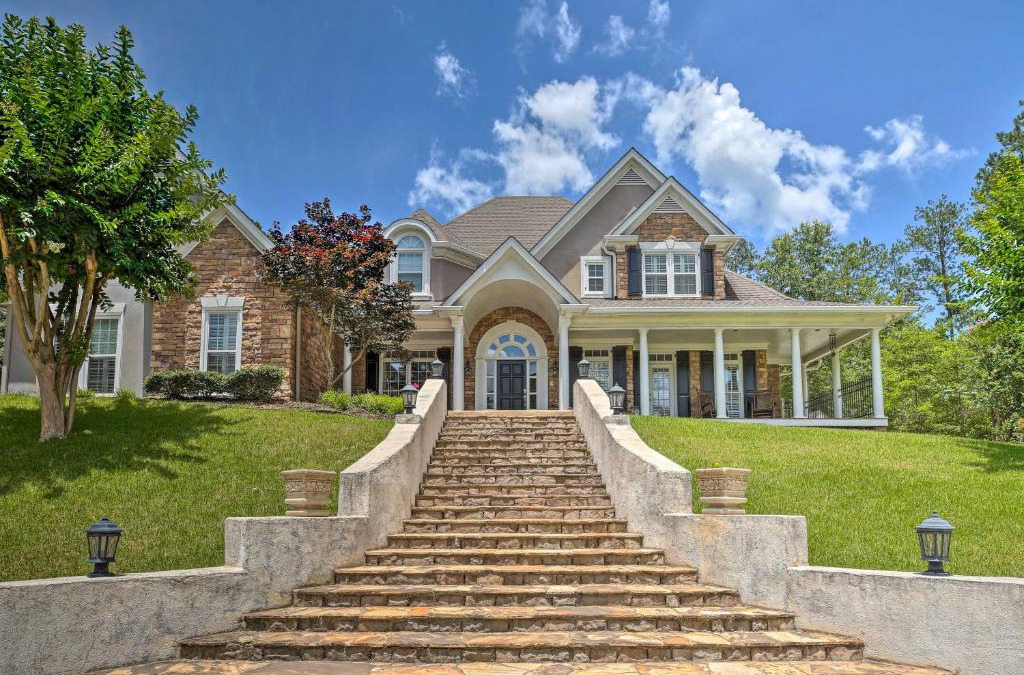 Acworth House | Secluded Acworth Mansion with Pool and Game Room!