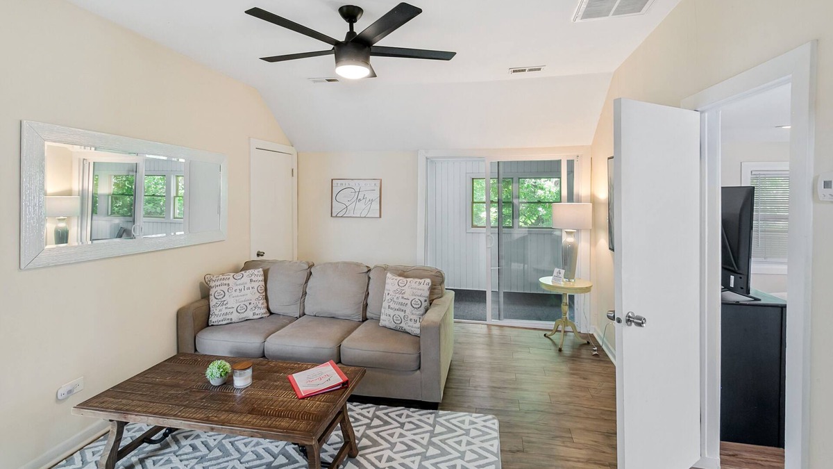 Libertyville Apartment | Secluded Apartment with Heated Garage
