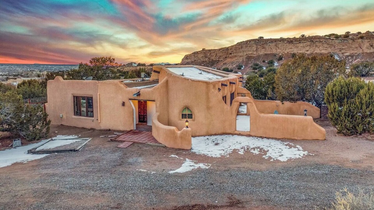 Nambe Pueblo House | Secluded Artisan Adobe Retreat – Mountain Views & Endless Trails