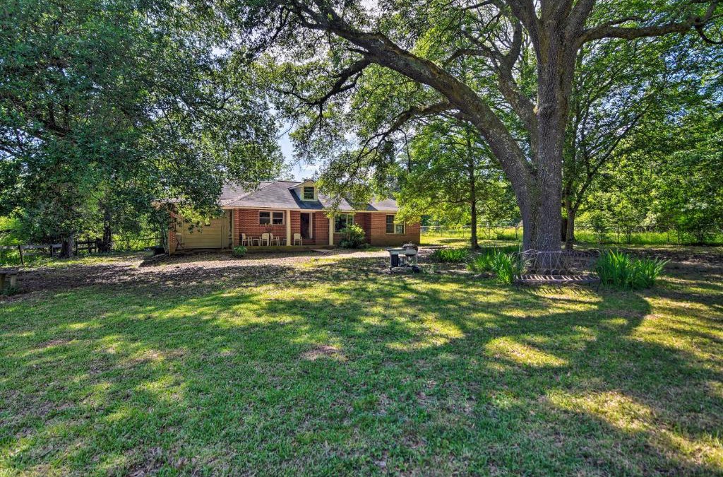 Clinton House | Secluded Baton Rouge Area Hideaway with Lawn!