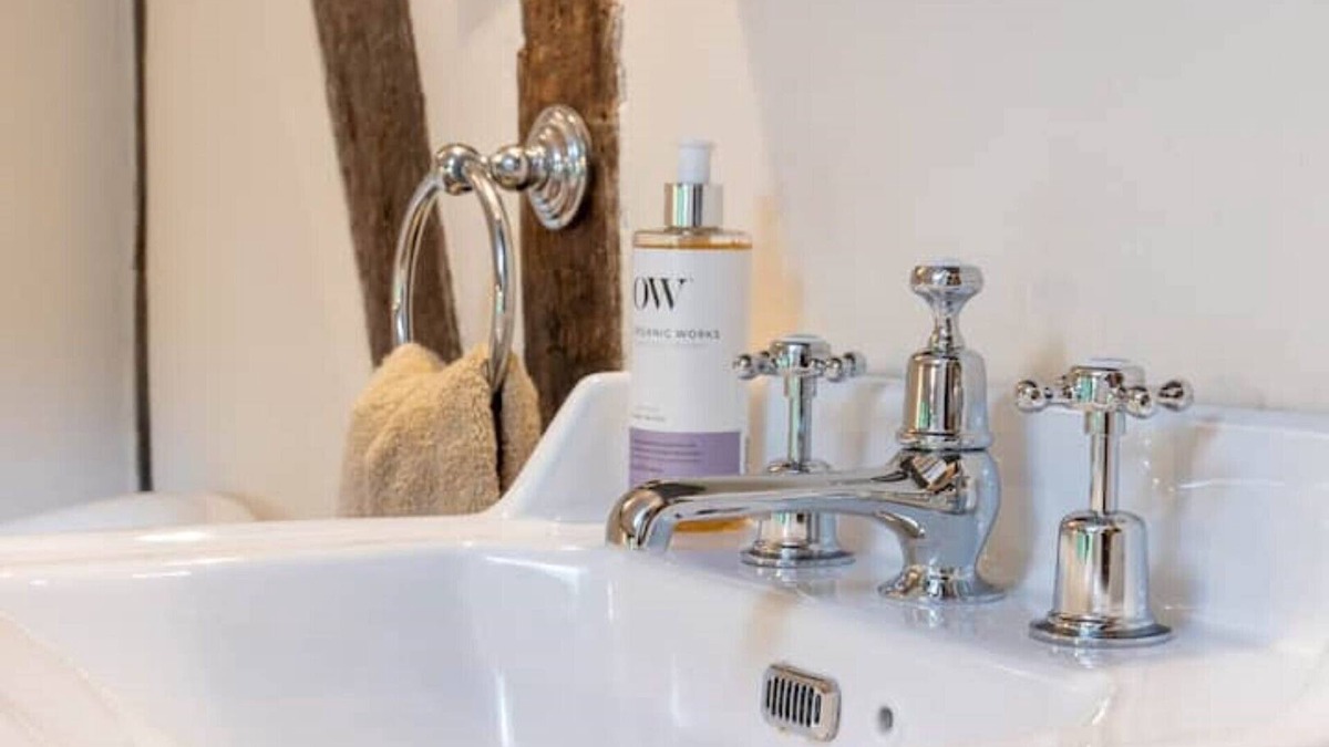 Denton Cottage | Secluded & Beautifully Restored Tudor Home w Large Garden. Family & Pet friendly