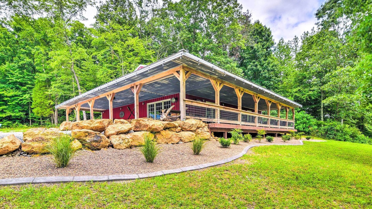 Jetson Cabin | Secluded Brownsville Cabin w/Deck & Fire Pit