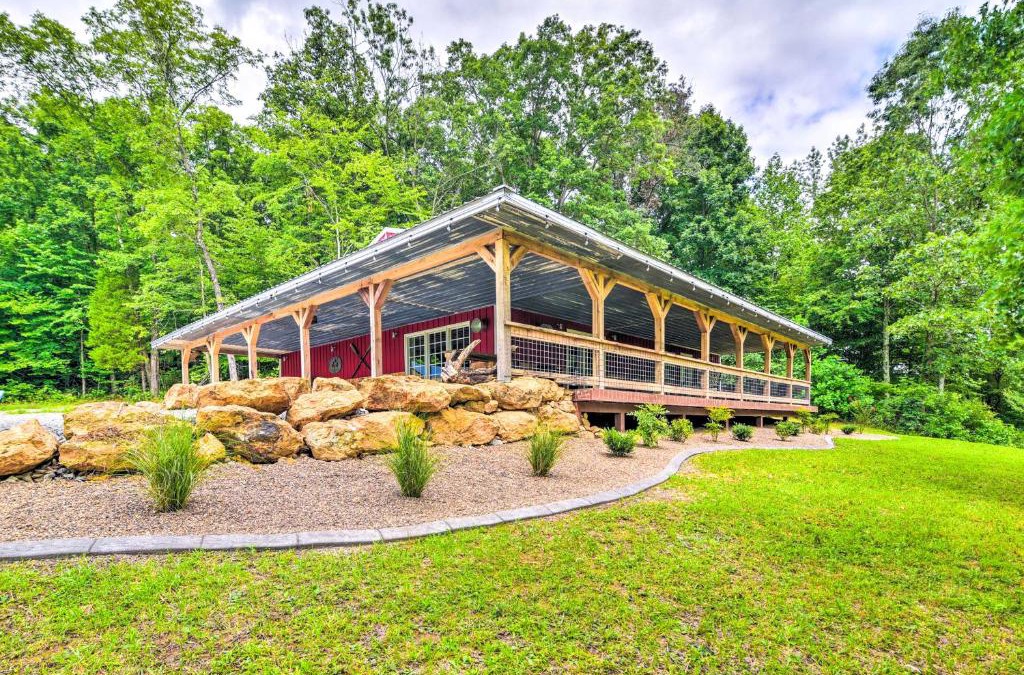 Jetson House | Secluded Brownsville Cabin with Deck and Fire Pit