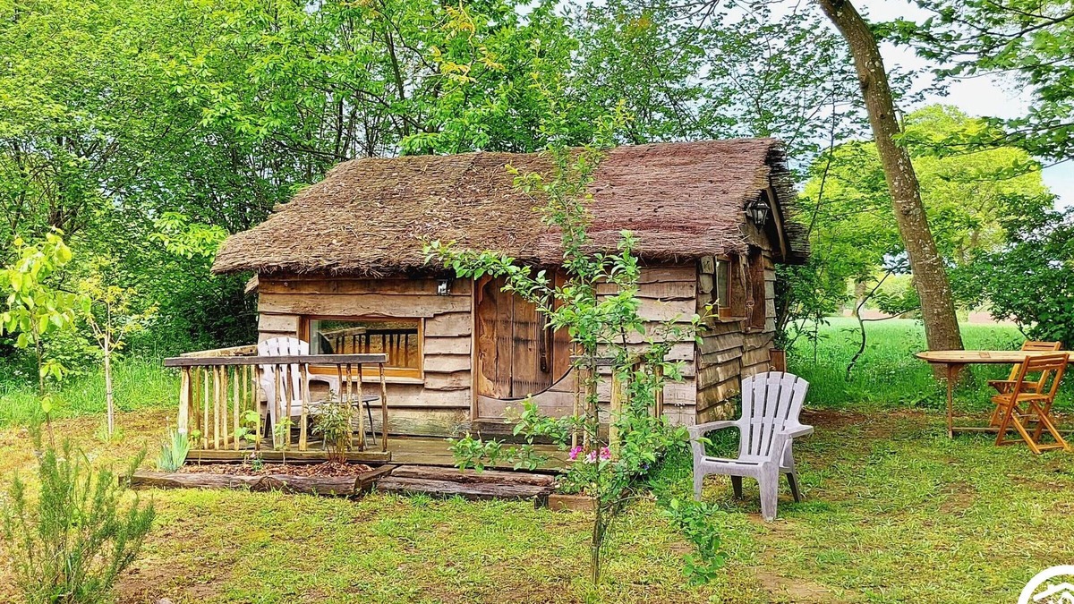 Montenay Cottage | Secluded Cabin for 2 in Nature with Shared Kitchen & Games, Near Mayenne