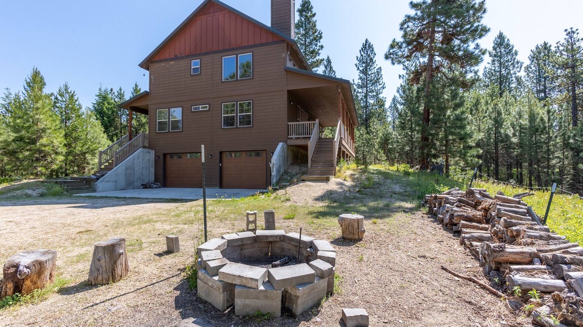 Cascade Cabin | Secluded cabin on 6 acres- wood fireplace- sleeps 11
