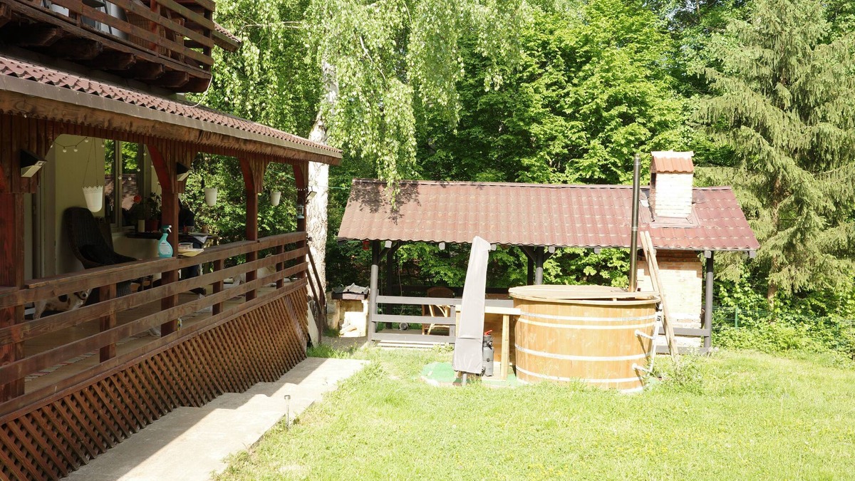 Cristian House | Secluded Cabin Retreat: Hot Tub, Nature, and Tranquility in the Woods"
