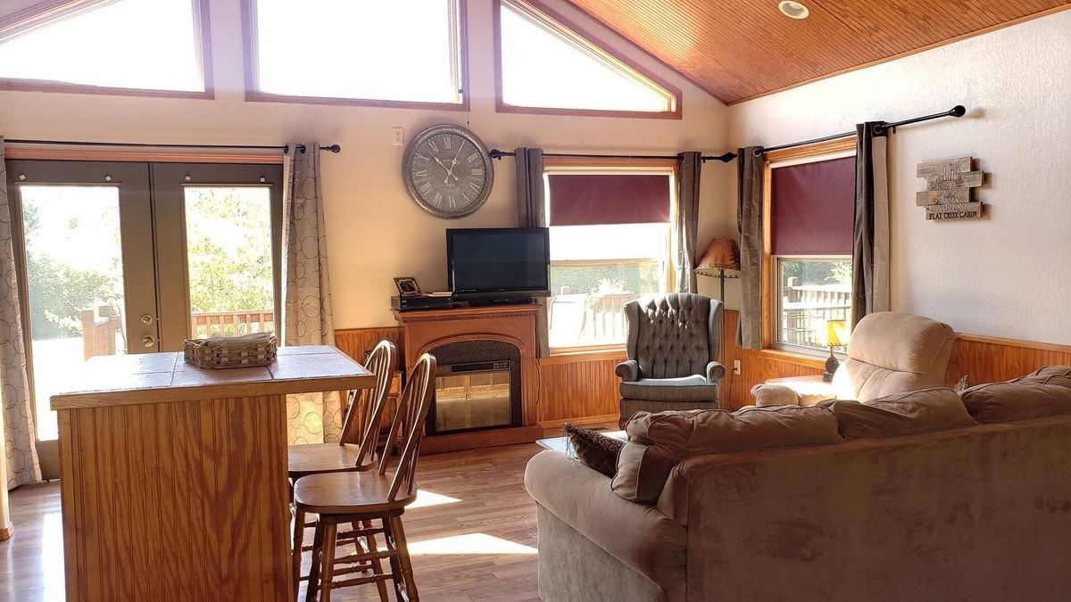 Hatton Cabin | Secluded cabin w/big wrap around deck minutes away from Cossatot River