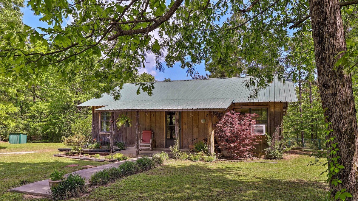 Neely Cabin | Secluded Cabin w/Pond ~ 37 Mi to Gulf Coast!