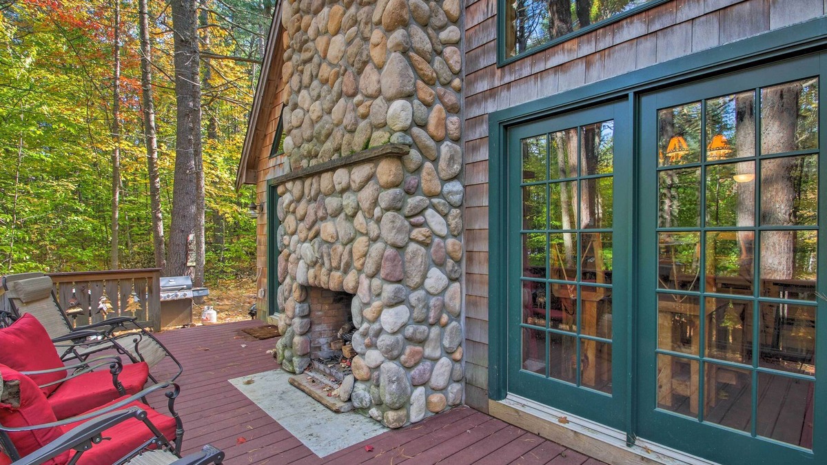 Conway House | Secluded Conway Home w/Theater Room & Hot Tub!