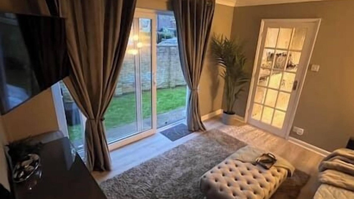 Camberley Apartment | Secluded Cosy Annex with free parking. Sleeps 4