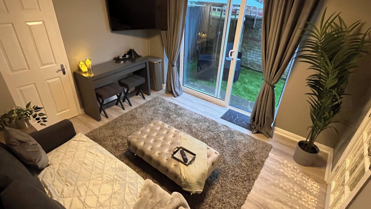 Camberley Cabin | Secluded Cosy Annex with free parking and garden, sleeps 4