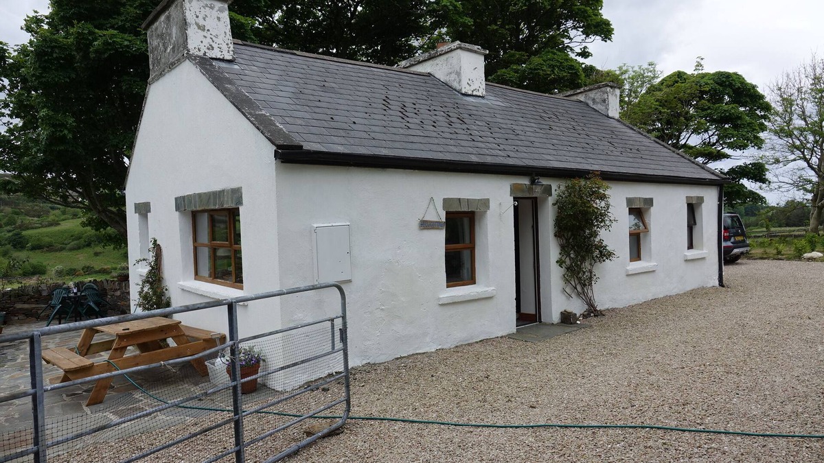 Gortahork House | Secluded cottage in stunning mountain scenery near village