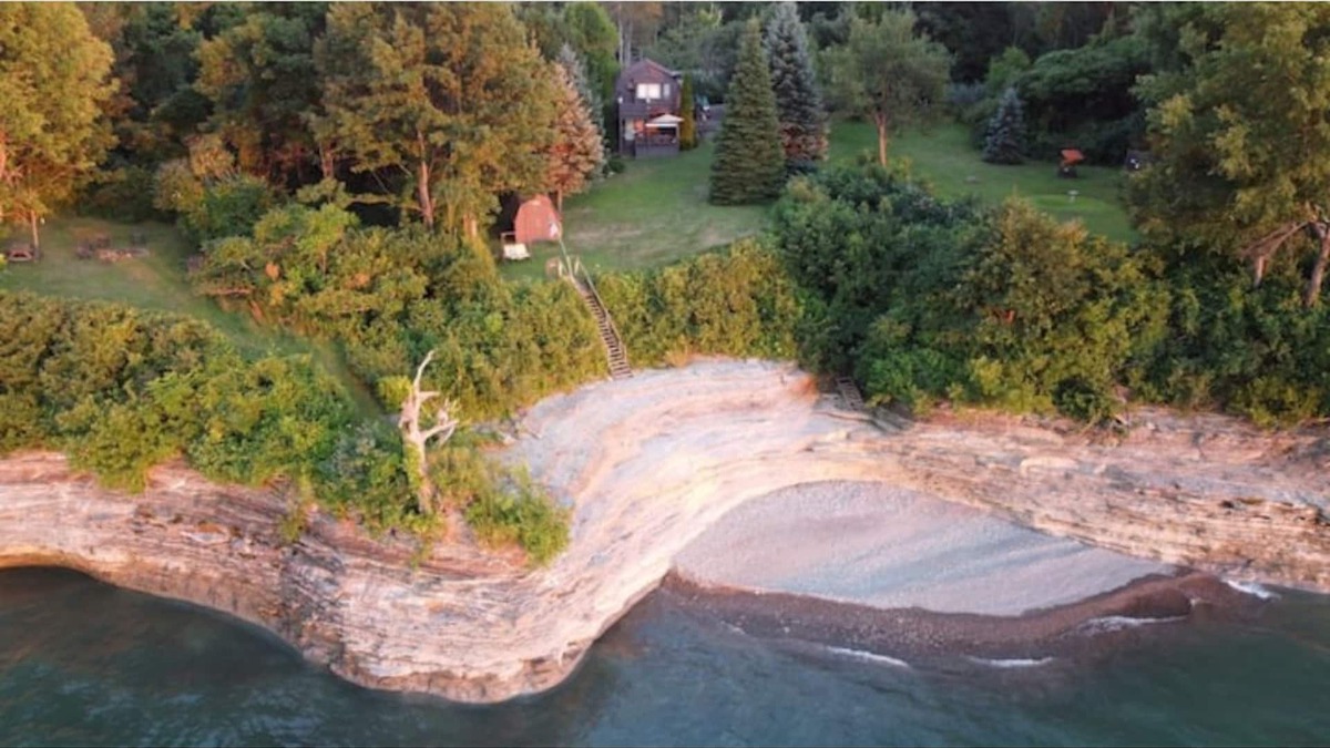 Ripley Cottage | Secluded Cottage with Hidden Cove on Lake Erie