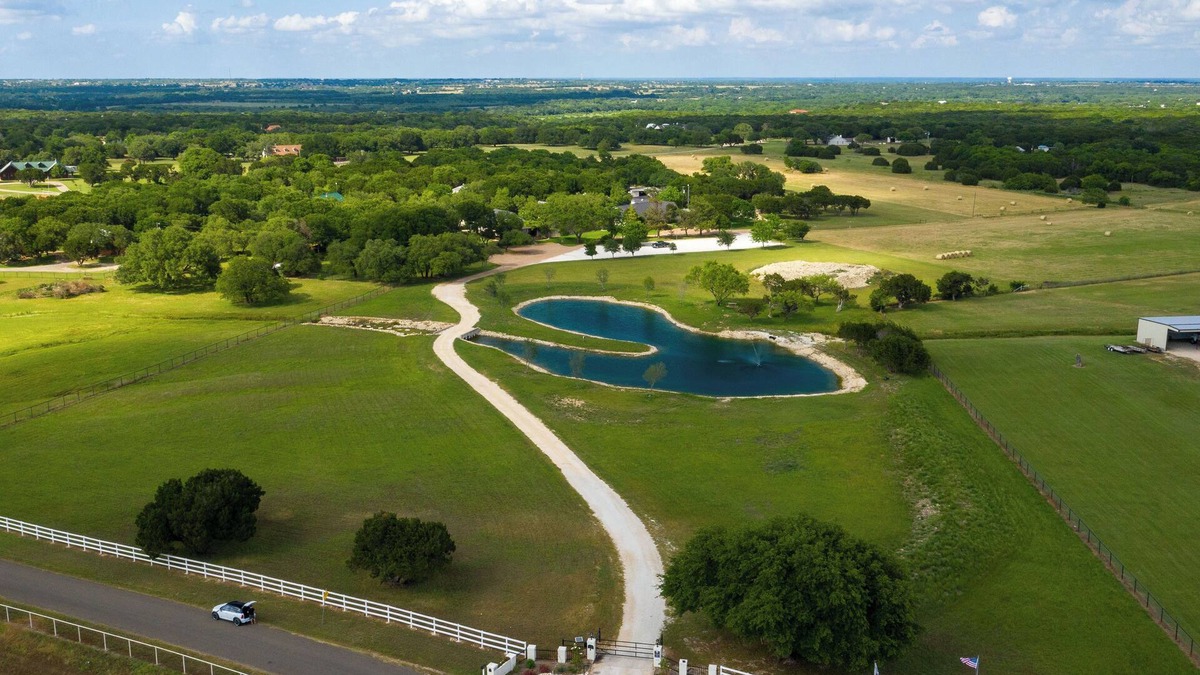 Crawford House | Secluded Country Retreat with Boutique Hotel Vibes plus Pool/Hot Tub sleeps 50+