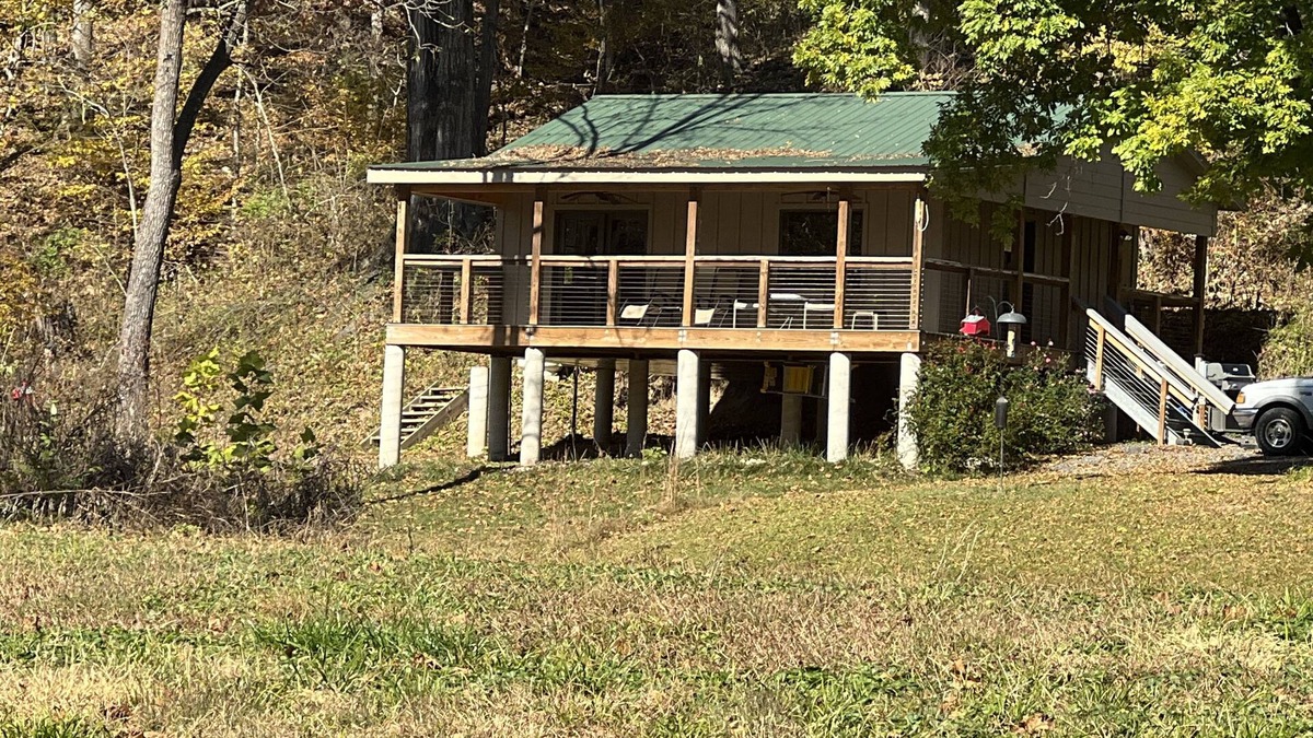 Oriskany Cabin | Secluded Couple’s one bedroom creek view cabin on Craigs Creek in Oriskany Va.