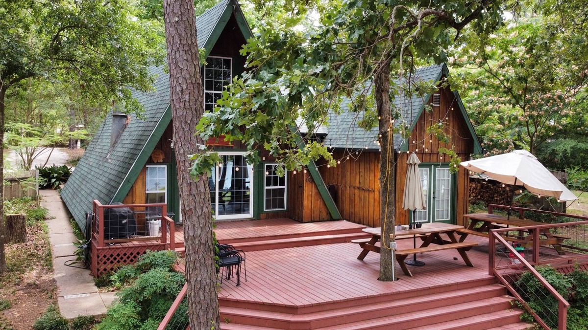 Broaddus House | Secluded cove! Fish, hike, hunt! Keep boat in water on private dock Sleeps 18