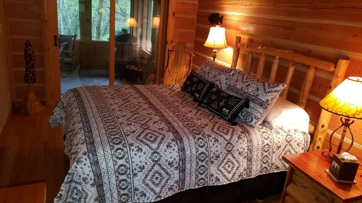 Mahomet Cabin | Secluded cozy 2-bedroom cabin near Champaign in Mahomet on the Sangamon River