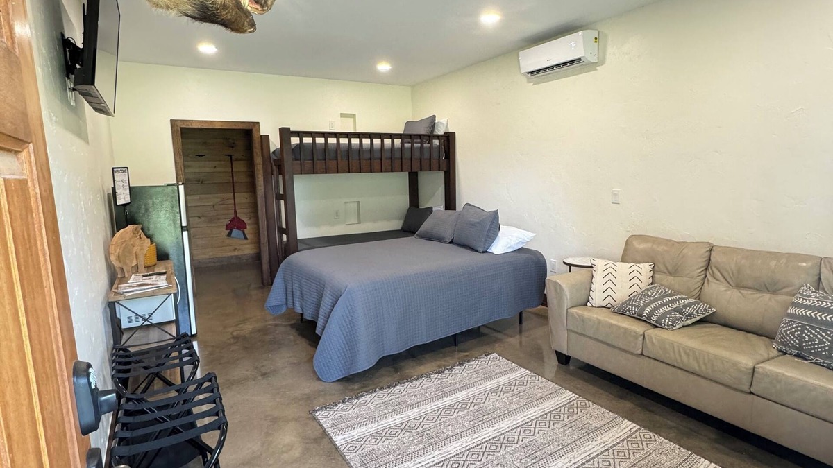 Palestine Cabin | Secluded Cozy Cabin in the East Texas Woods 20 mins. to Polar Express 2 of 2