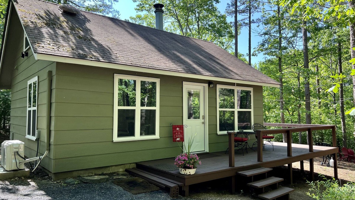Mena Cabin | Secluded cozy cabin overlooks creek below, close to WPG trails, newly remodeled