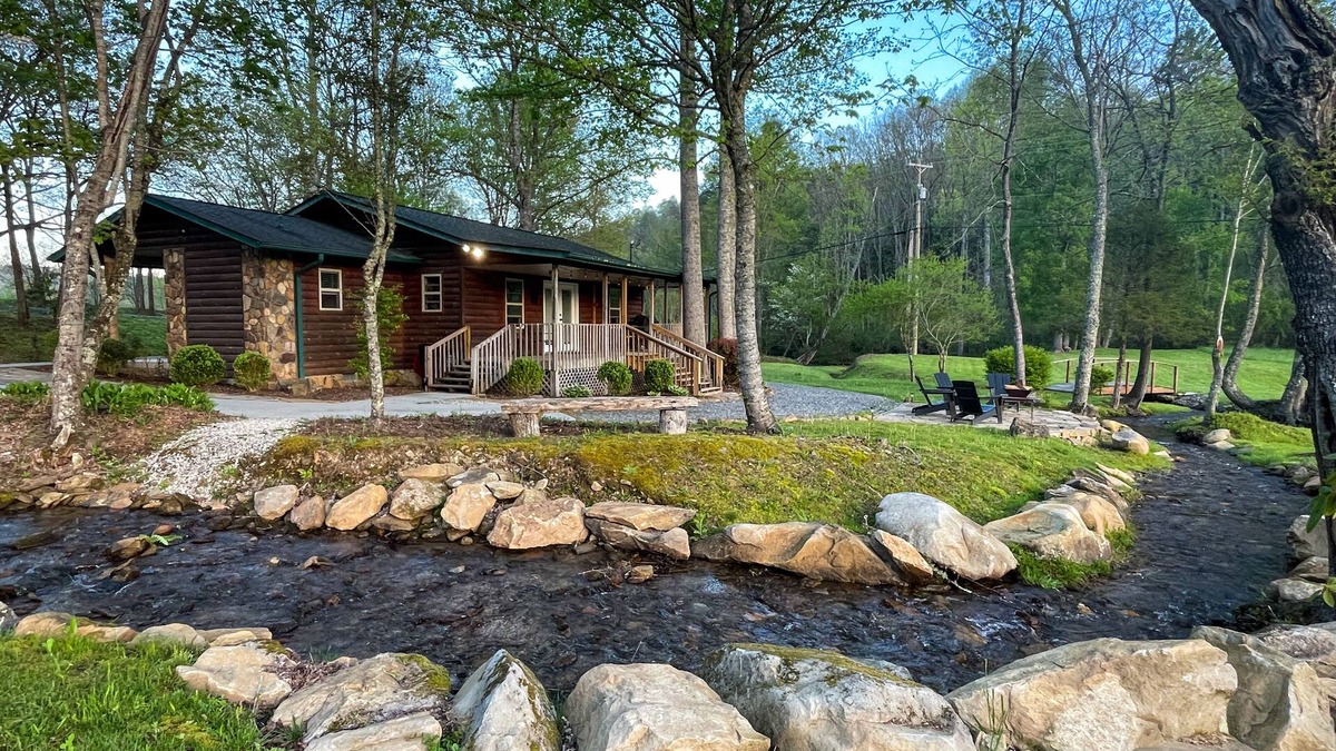 Robbinsville Cabin | Secluded Creekfront Cabin Mountain Views. Easy Access for Cars/Cycles Near TOTD