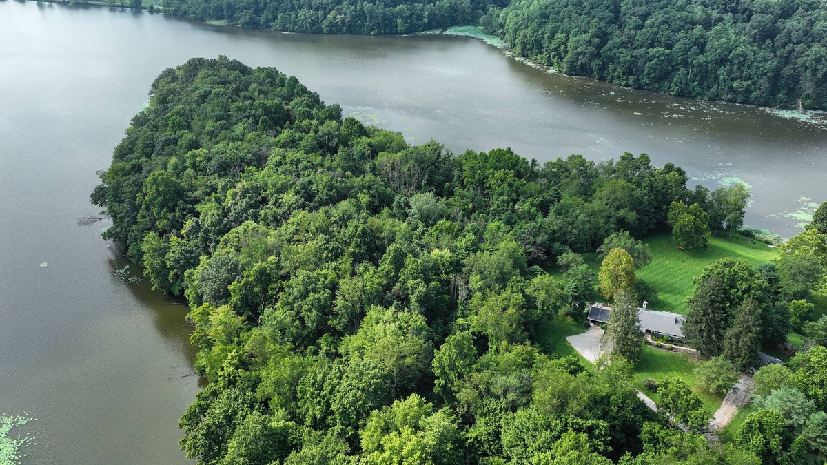 Logan House | Secluded & Fancy Lake House. Free kayaks & canoe!