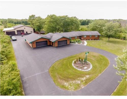 Will County House | Secluded Farmhouse W/5BD & Pool