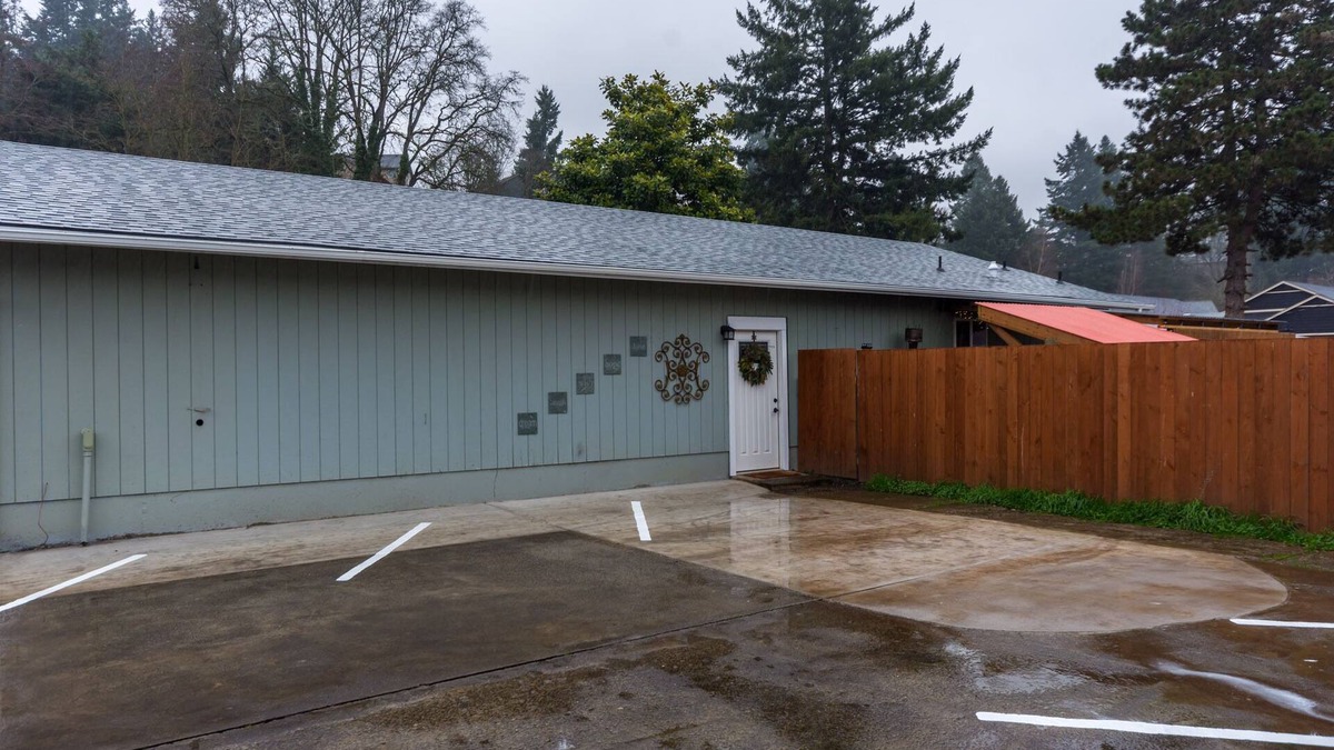 Vancouver House | Secluded Gem 3bd/2Bth w/Hot Tub, AC, & Self Check In