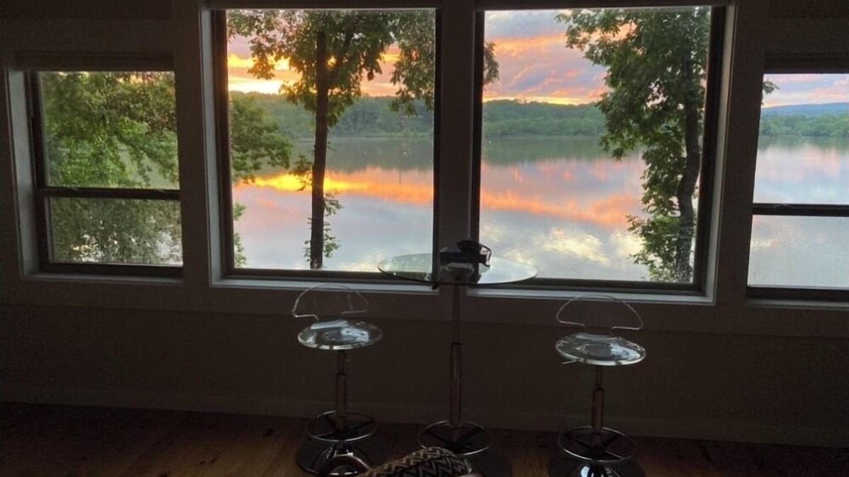 Jones Mills Cottage | Secluded getaway on Lake Catherine, minutes from town - birds, fishing, & kayaks