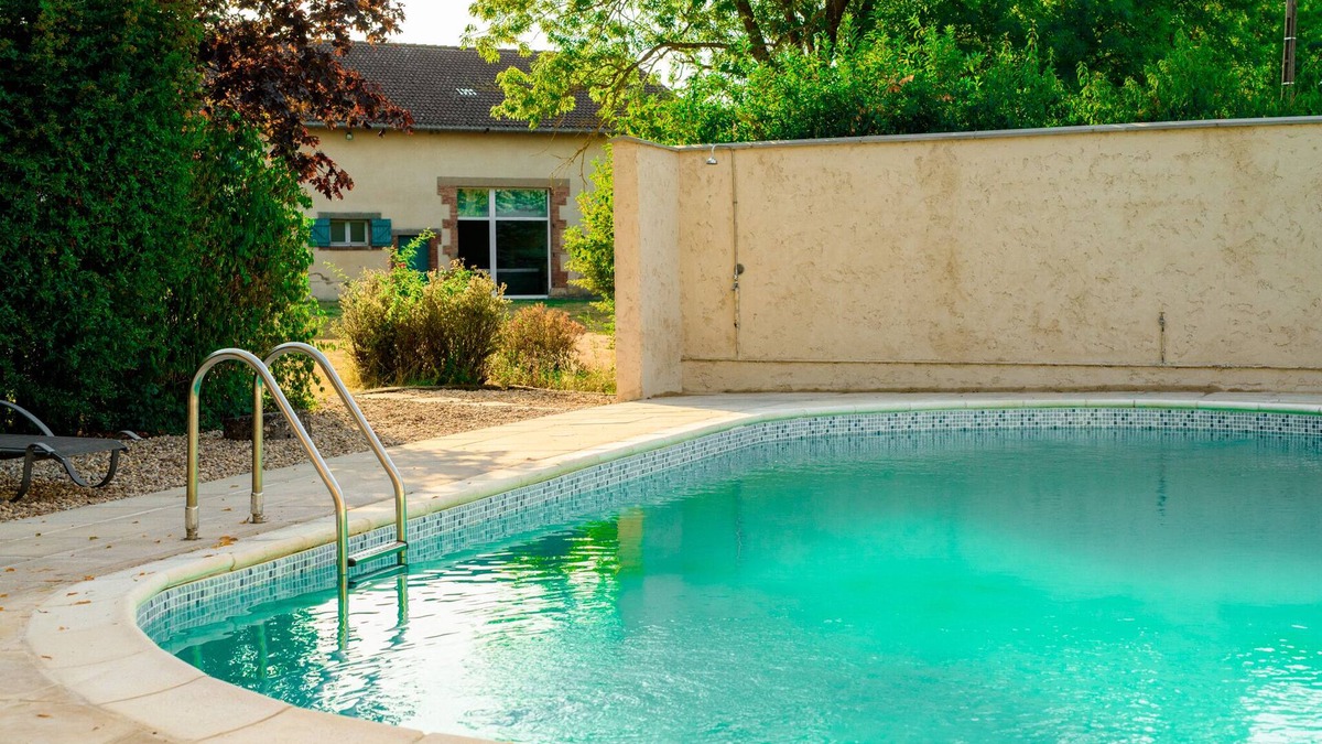 Gussainville House | Secluded group gite with all comforts (pool, spa, sauna, summer kitchen)