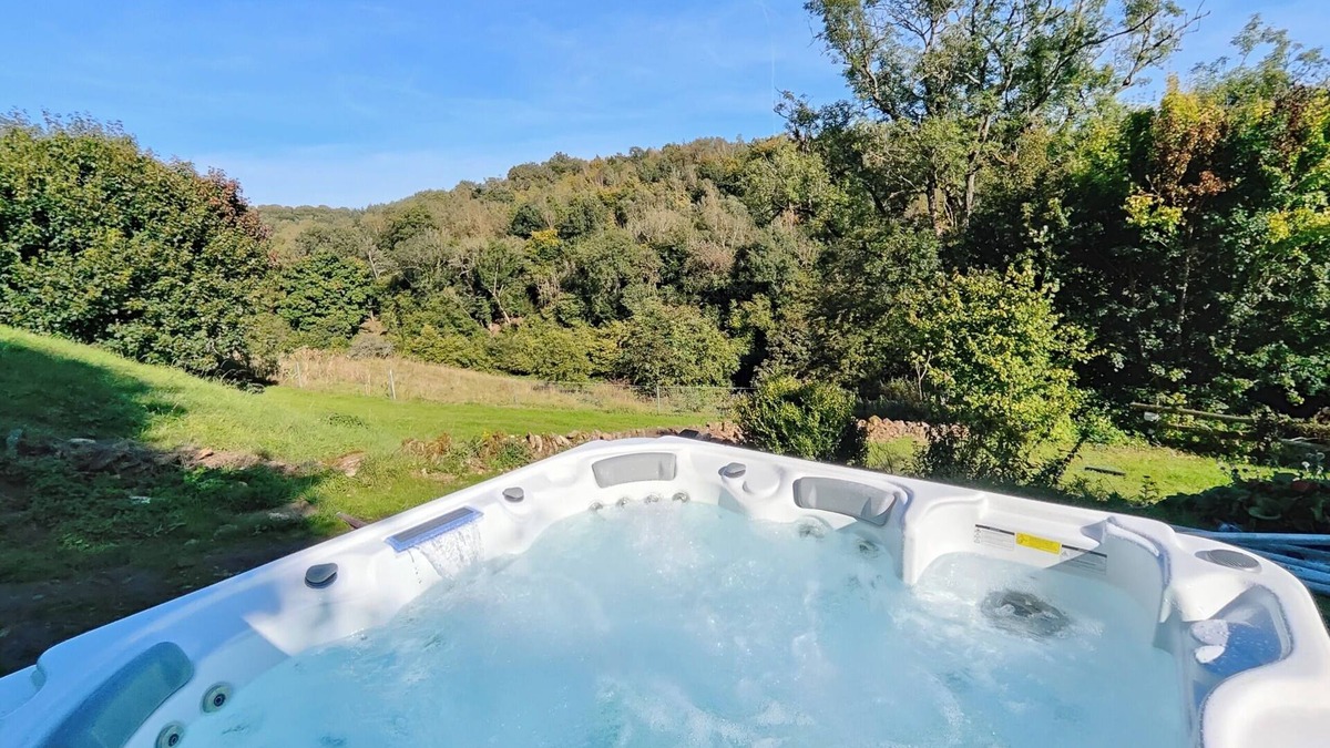 Frampton Mansell Cottage | Secluded holiday cottage in the heart of the Cotswolds with private hot tub.