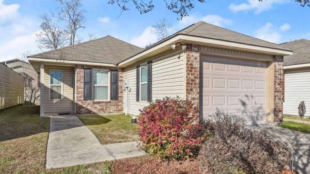 Broadmoor House | Secluded home in Quiet Neighborhood 3BR 2BA