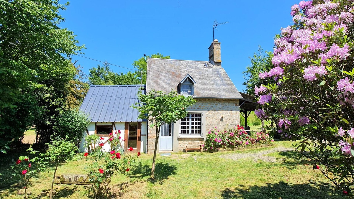 Le Mesnil-Gilbert House | Secluded house on huge private land