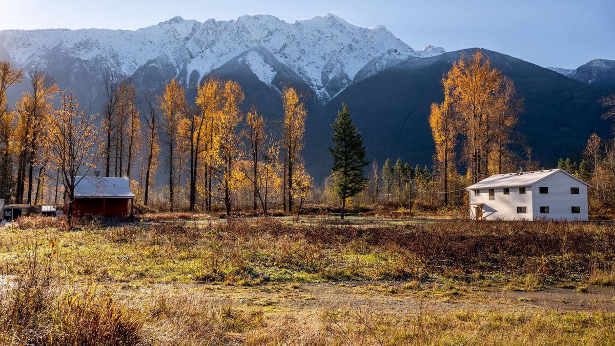 Sea to Sky Highway House | Secluded house in Pemberton | Mount Currie Views | Sauna