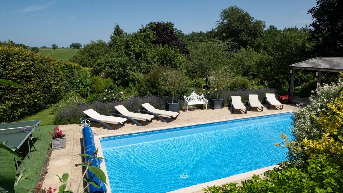 Sibford Gower House | Secluded house with heated pool & tennis court in large exclusive garden.