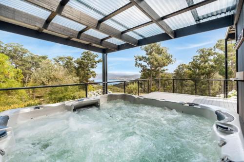 Deep Bay House | Secluded Huon Valley Lodge with Hot Tub and Cottage