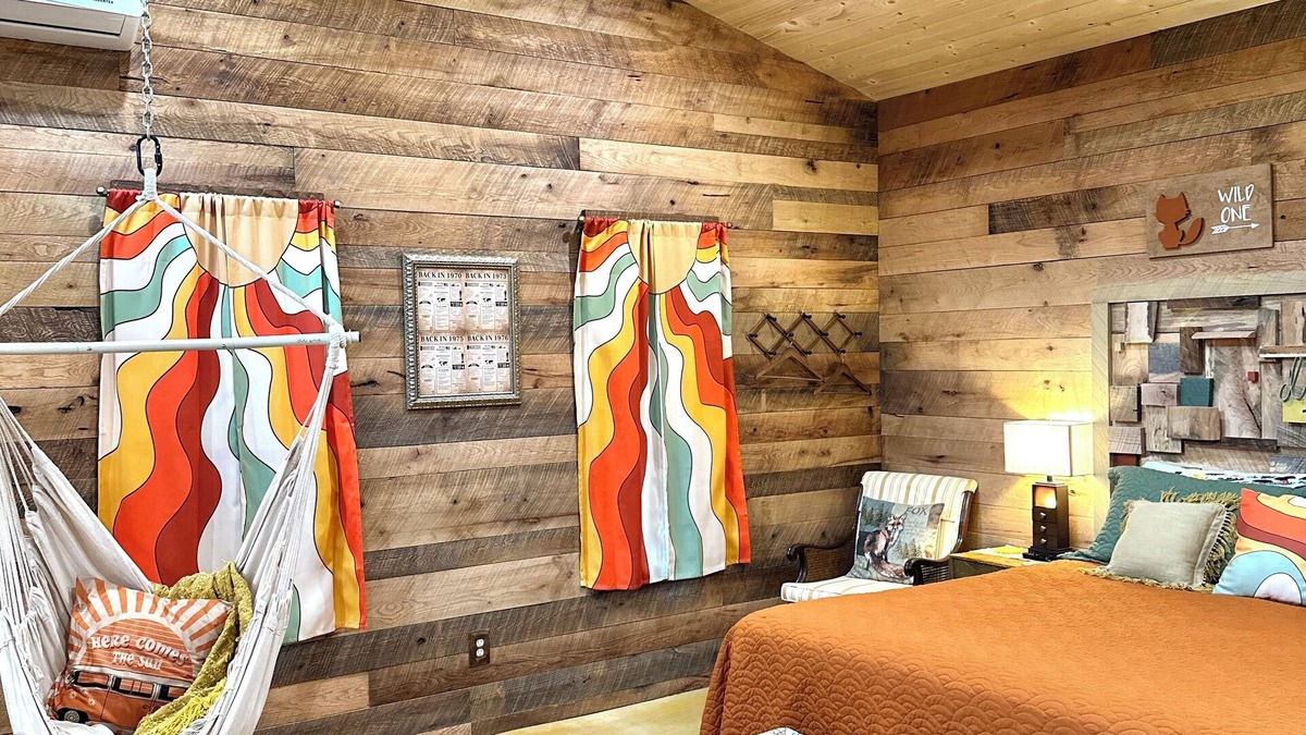 Shook Cabin | Secluded in the woods, couple’s romantic cabin & hot tub, brkfast foods provided