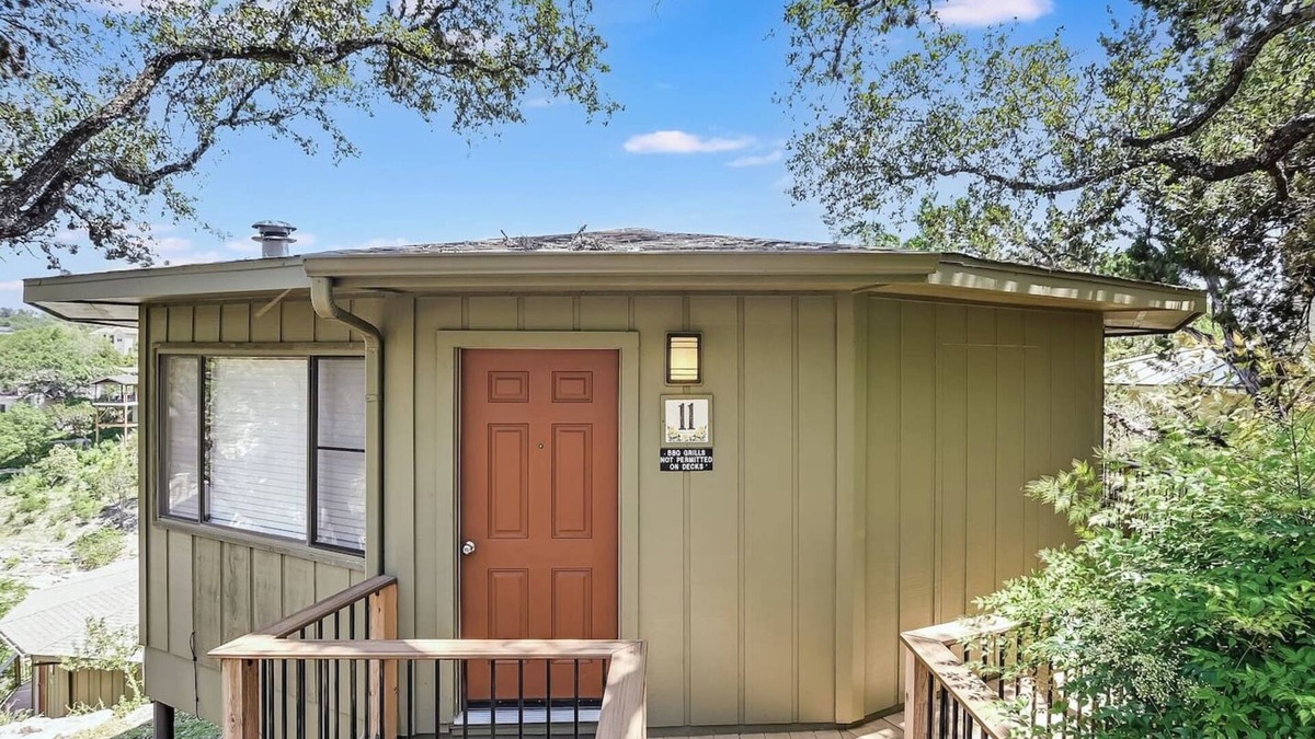 Lakeway House | Secluded Lakefront Bungalow - Shared Community Pool and Hot Tub #11