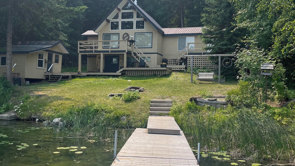 Eagle Creek Cottage | Secluded Lakefront Cottage in the Cariboo Pet-friendly