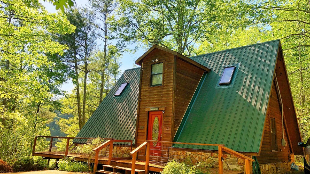 Butler Ski Chalet | Secluded LAKEFRONT Chalet: 2.8acres, Dock, Kayaks and Canoe, Pet Friendly, Wifi