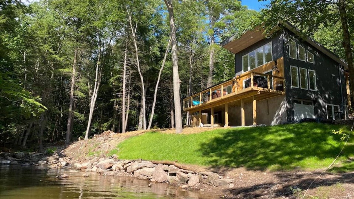 Monticello House | Secluded lakefront home With an EV charger