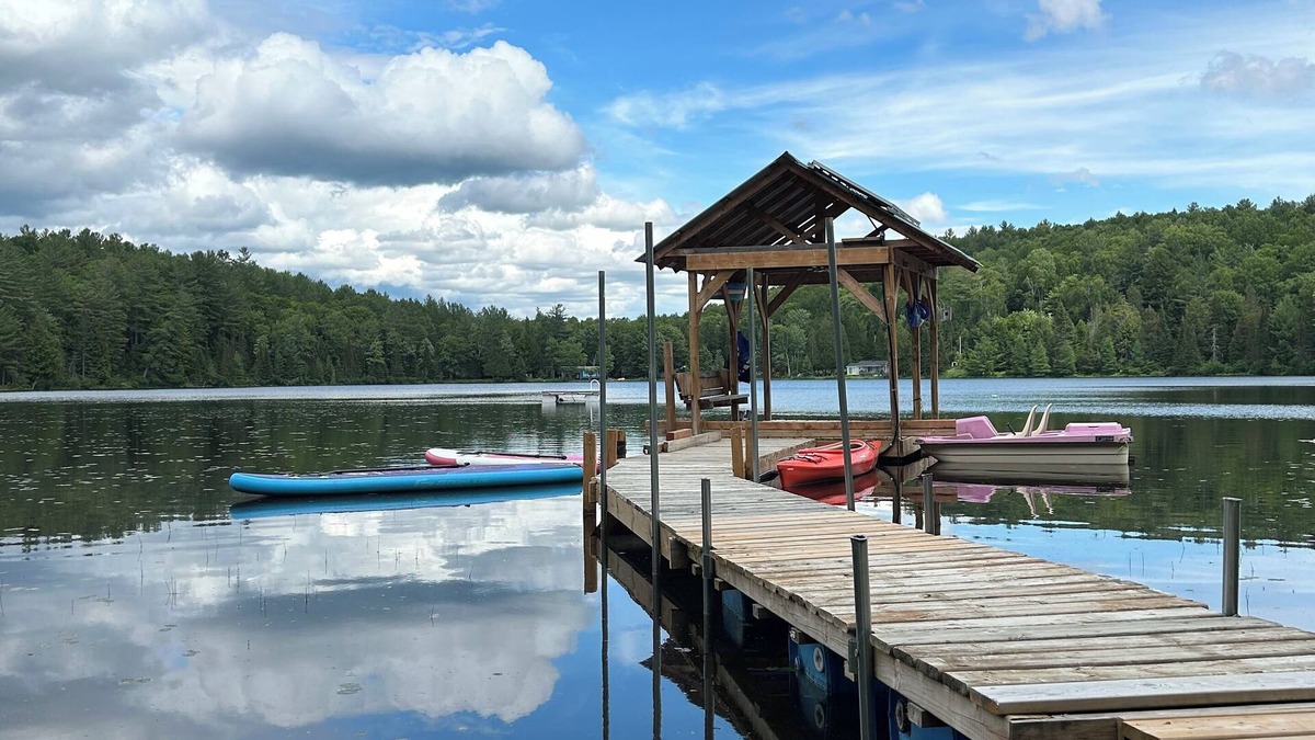 Thorne House | Secluded Lakefront Off-Grid Cottage - A perfect Getaway for the family. n