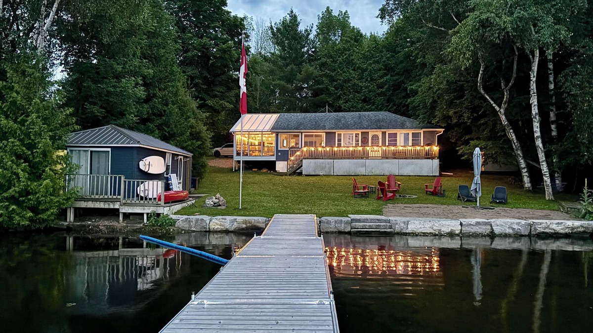 Selwyn Cottage | Secluded Lakeside 3BR Cottage, Paddleboards, Canoe, FirePit