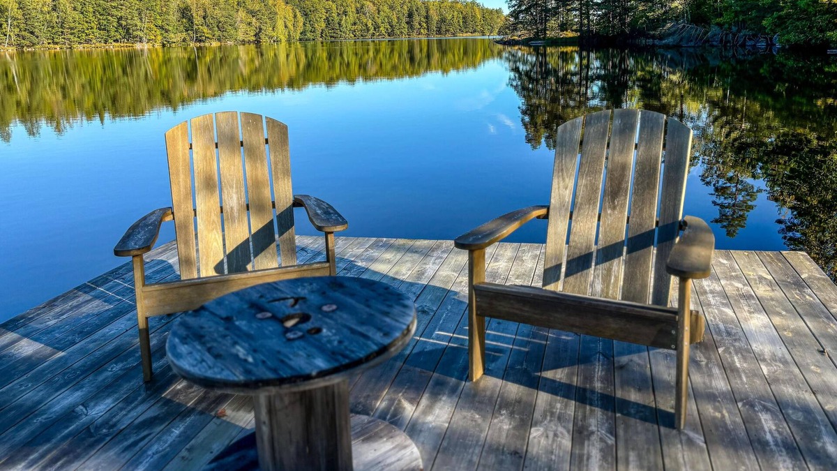 Hjorted House | Secluded lakeside house with sauna, jacuzzi and boat in Småland
