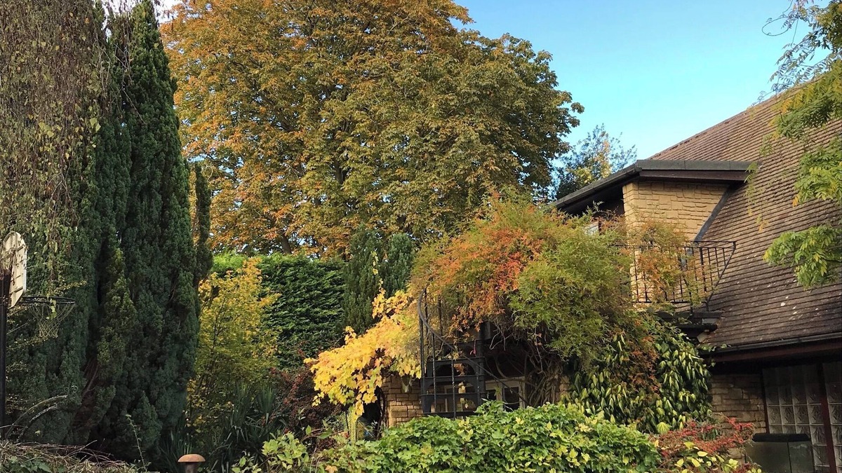 Kennington House | Secluded large family home near Oxford, private parking/patio/garden.