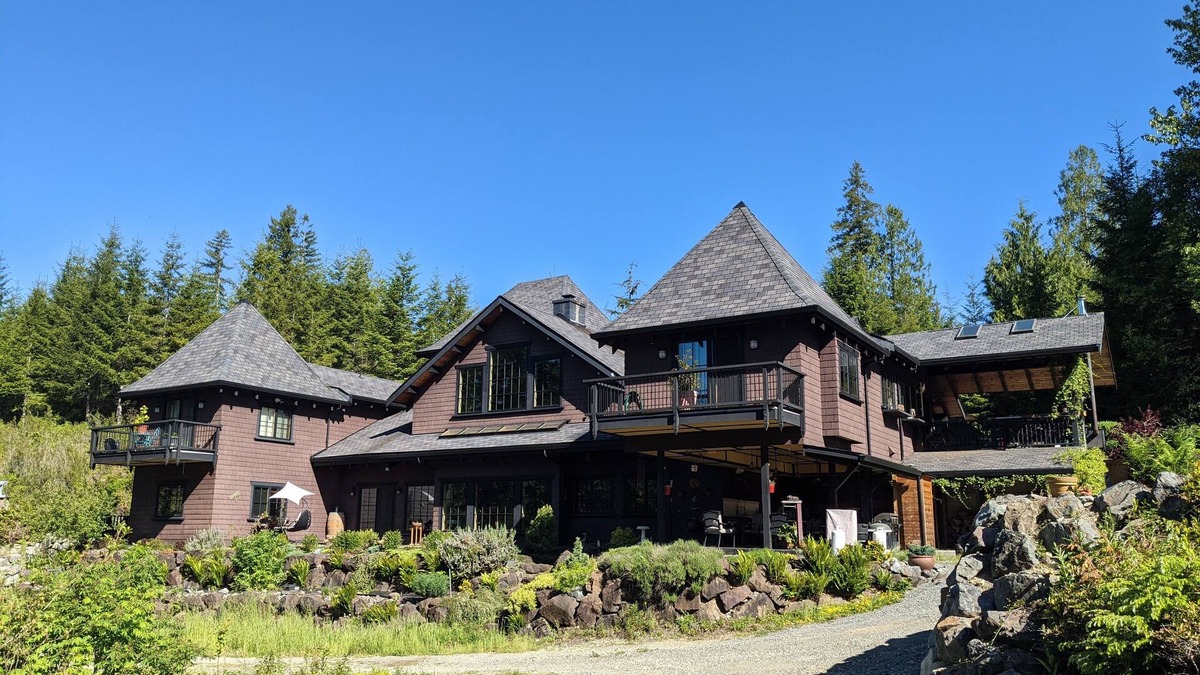 Sultan Apartment | Secluded lodge apt with hot tub in Cascade Mtn foothills Sultan Wash. Sleeps 4.