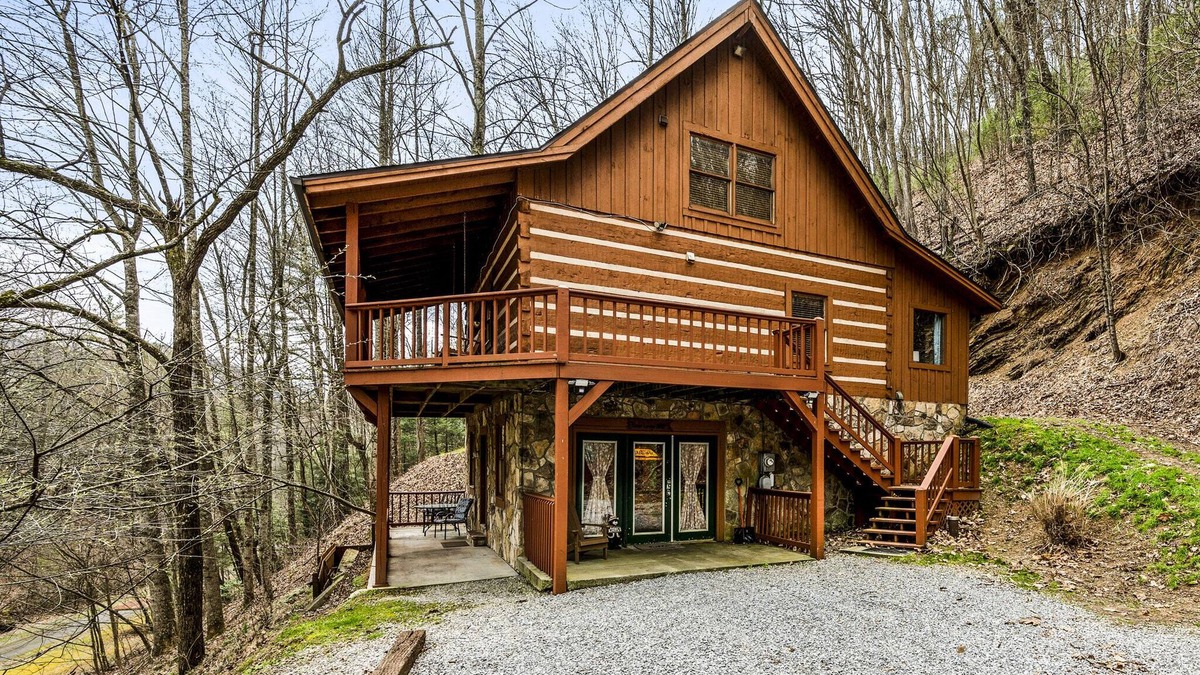 Wears Valley Cabin | Secluded Log Cabin! Free pool access, big yard, awesome location!