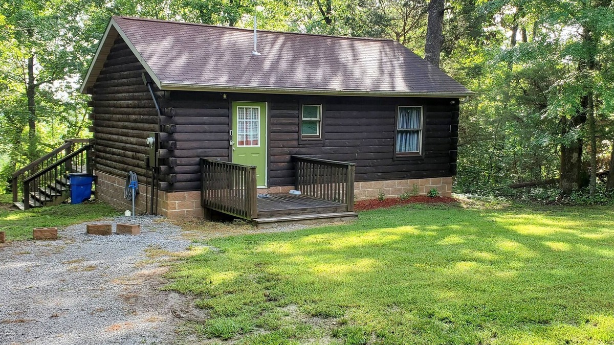 Henderson Cabin | Secluded Log Cabin Getaway