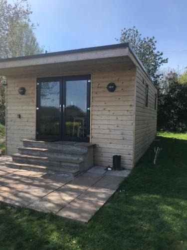 Pembridge House | Secluded Log Cabin in beautiful private gardens
