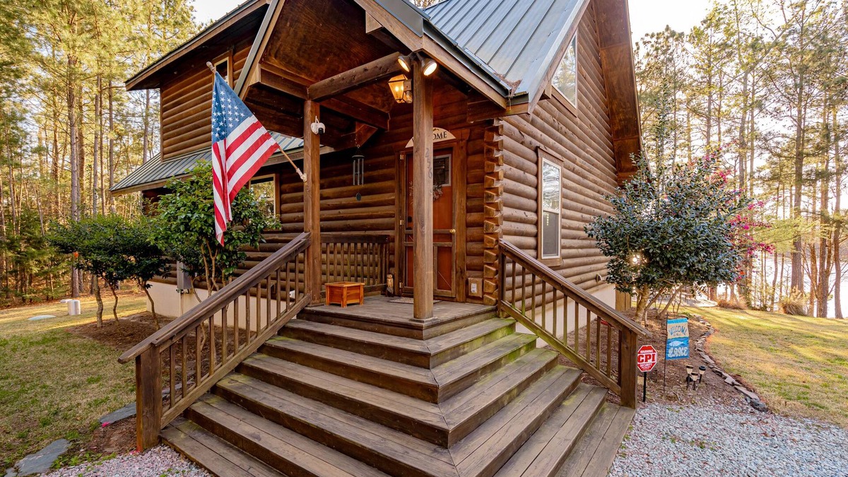 Jenkinsville Cabin | Secluded Log Cabin on Lake Monticello