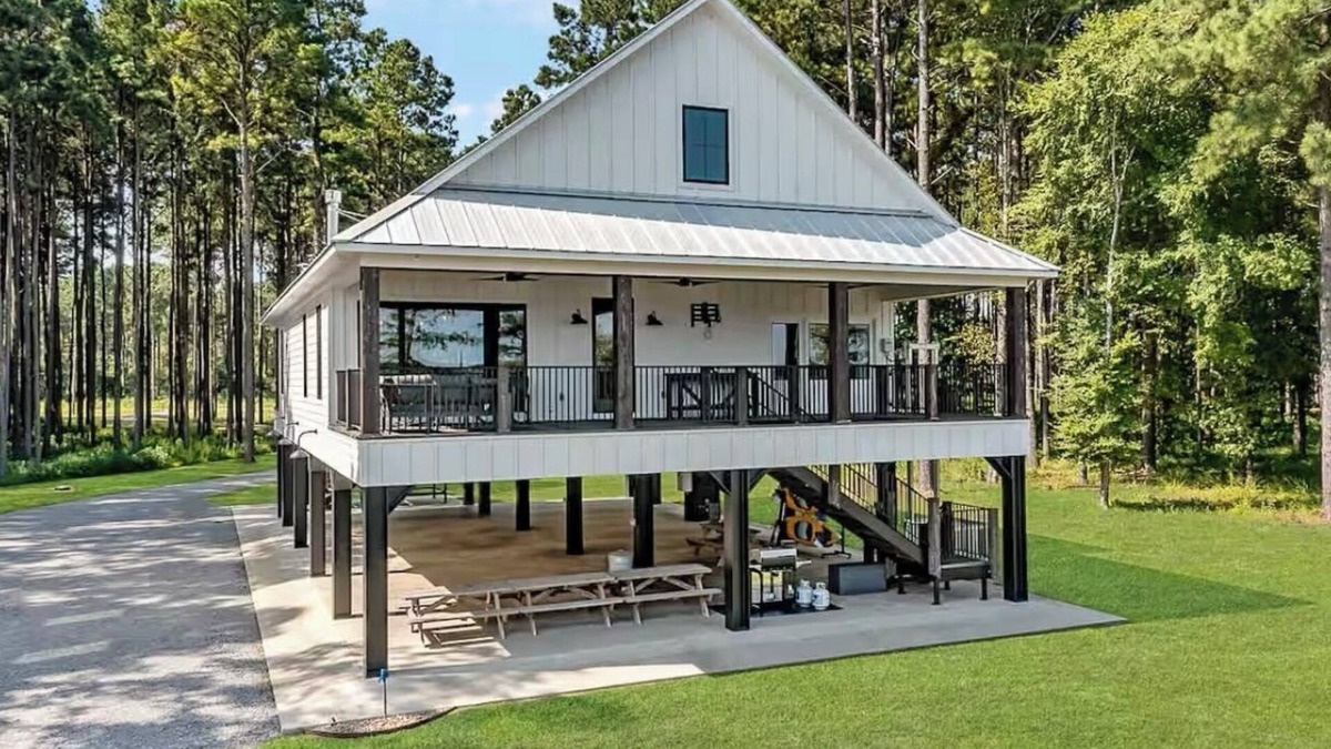 Farmerville House | Secluded Luxury Lake House on Lake D'arbonne: Firepit, Kayaks & More